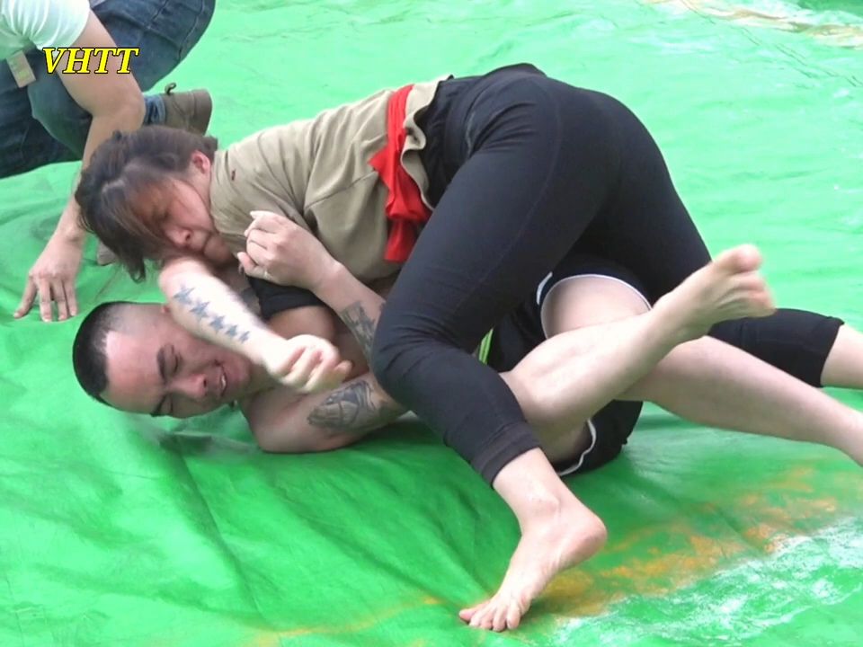 摔跤比赛现场发生激烈厮杀场面显现人类闪光的简单介绍