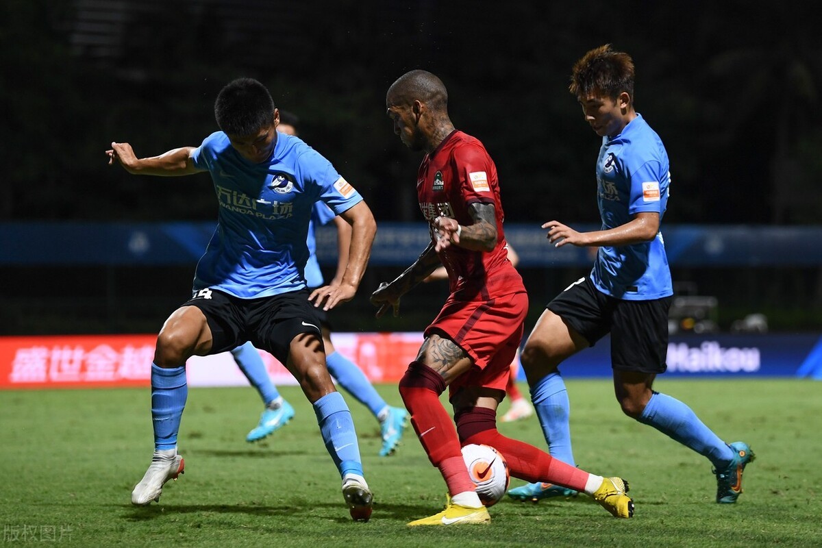 包含重庆斯威客场不敌大连人，遭遇两连败的词条