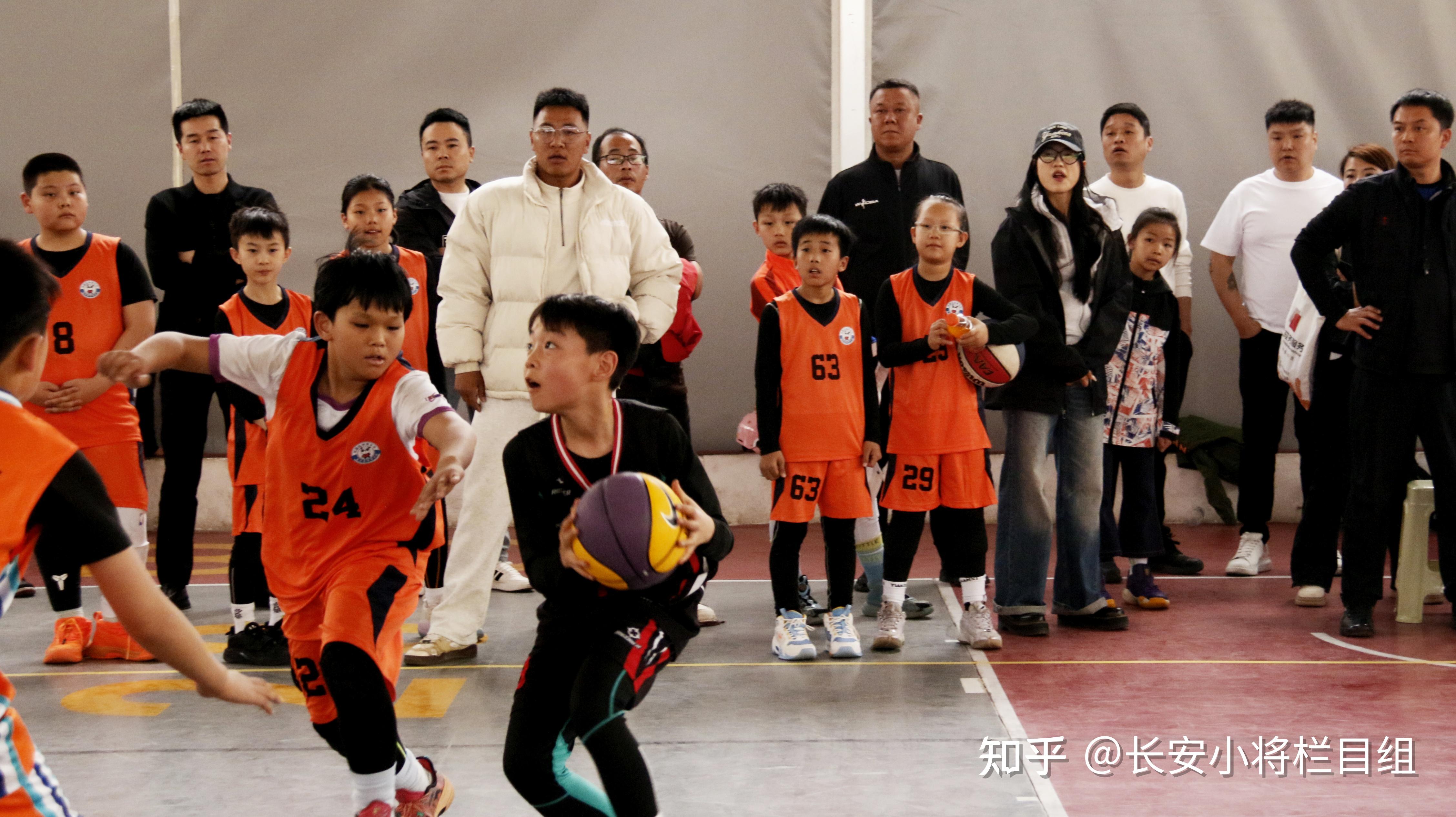 球员们在赛场上展现出团队合作的默契