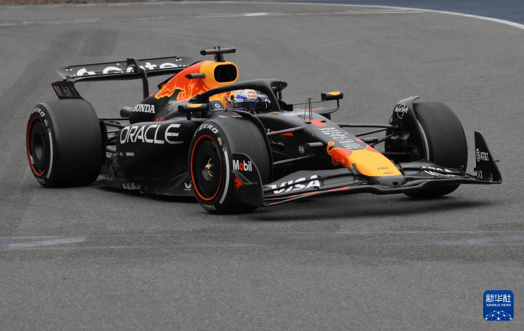 红牛车队鏖战法拉利，塞恩斯状态火热